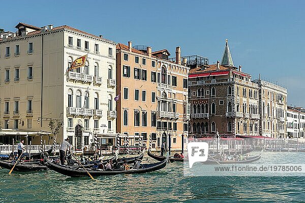 Gondoliere  die Menschen in Venedig transportieren