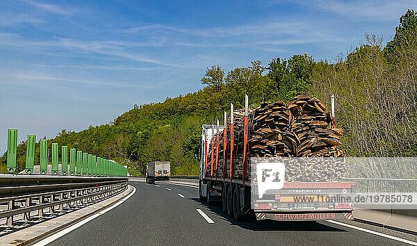 Ein Bild eines Lastwagens  der Baumrinde oder Holz auf einer slowenischen Autobahn transportiert