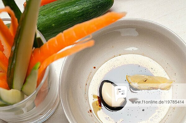 Frische rohe Karotte und Gurke mit Pinzimonio Sauce Italienischer Snack als Vorspeise
