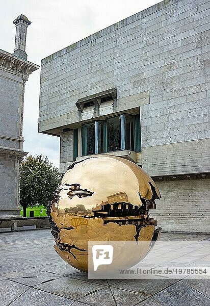 Ein Bild des Kunstobjekts Sphere Within Sphere in Dublin