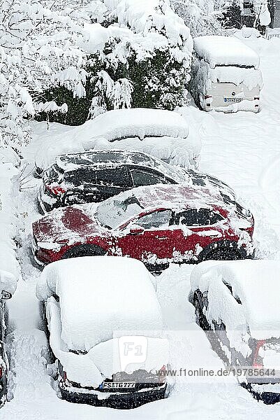 Autos  PKW  eingeschneit und von Neuschnee befreit  starker Schneefall  Schneemassen  Schneechaos  Wintereinbruch  Marzling  Freising  Oberbayern  Bayern  Deutschland  Europa