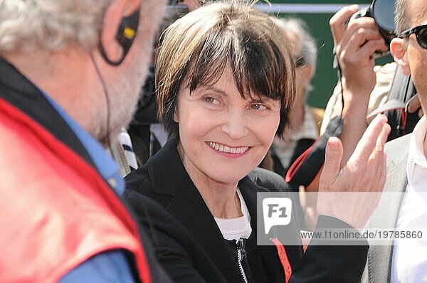 Alt Bundesrätin Micheline Calmy Rey unter den Gewerkschaftsdemonstranten am Schweizer Nationalfeiertag in Zürich
