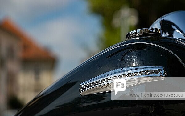 Eine Nahaufnahme des Harley Davidson Logos auf einem Motorrad
