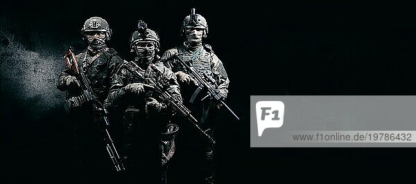 Bild von drei Soldaten in einem schießenden Computerspiel. ESports Konzept. Gemischte Medien