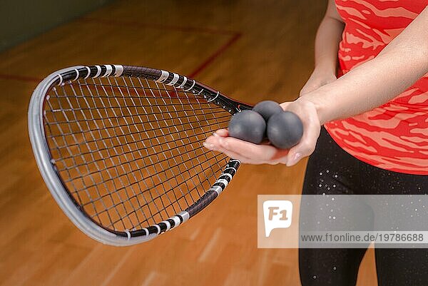 Bild von Schläger und drei Squashbälle. Sportliches Konzept. Gemischte Medien