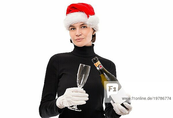 Bild einer attraktiven Frau mit einem Glas Champagner und einer Flasche in ihren Händen. Weiße Handschuhe. Heller Studiohintergrund. Weihnachtsmann Mütze. Gemischte Medien