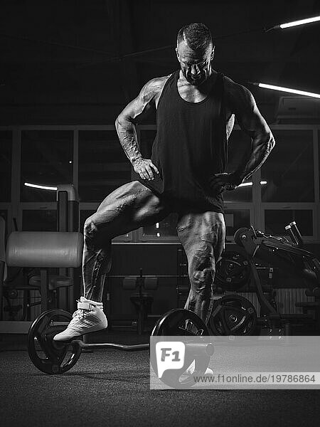 Bild eines kraftvollen Athleten  der im Fitnessstudio posiert. Fitness und Bodybuilding Konzept