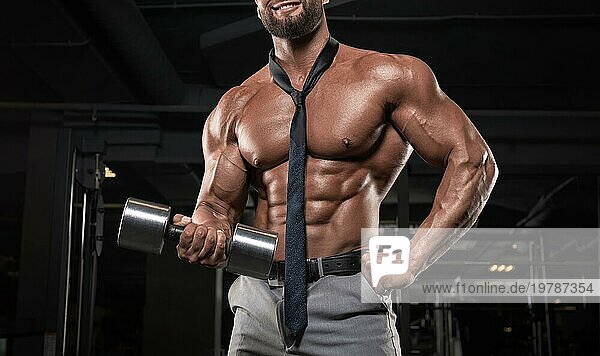 Attraktiver Mann in einer Krawatte trainiert im Fitnessstudio. Business und Bodybuilding Konzept. Sportliche Aktivitäten. Gemischte Medien