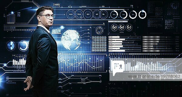 Ein selbstbewusster Mann im Geschäftsanzug steht vor dem Hintergrund eines Börsenhologramms. Börsenmakler und Trader. Geschäftsinvestition. Gemischte Medien