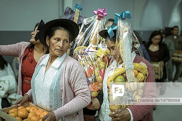 Hochzeitsgäste tanzen mit Geschenken  Huancayo  Peru  Südamerika