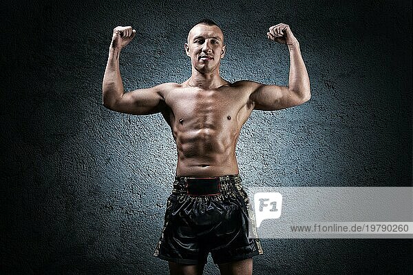 Porträt eines Boxers von Mixed Martial Arts feiern einen Sieg. Das Konzept des Sports  MMA  Kickboxen. Gemischte Medien