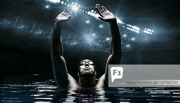 Schwimmer im Schwimmbad hebt die Hände hoch. Wassersport Siegeskonzept. Arena mit Blitzen. Gemischte Medien