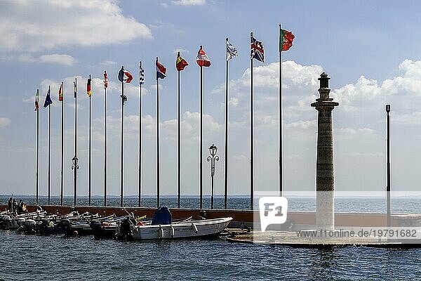 Hafen mit Booten und Fahen europäischer Länder  Hafenmole  Garda  Gardasee  Venetien  Provinz Verona  Italien  Europa