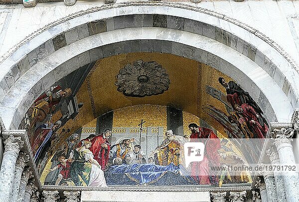 Mosaik der Frontfassade der Basilika di San Marco  Venedig  Venetien  Italien  Europa