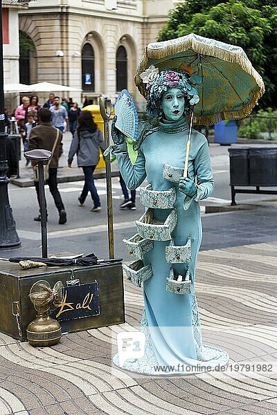 Straßenkünstler  Pantomime  Lebende Statue einer Dali Lady  Fantasiefigur mit Sonnenschirm und Blüten als Perücke  blau geschminkt  Passanten  La Rambla  Ramblas  Altstadt  Barcelona  Katalonien  Spanien  Europa