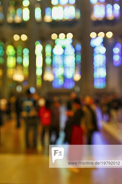 Touristen genießen Lichter und Farben  Lichteinfall durch Buntglasfenster  Bewegungsunschärfe  funkelndes Bokeh  Textur  Illustration  Hintergrundbild  Innenaufnahme  Sagrada Familia  Barcelona  Spanien  Europa