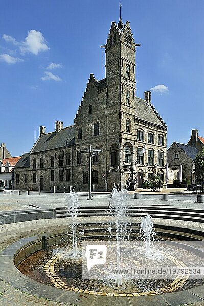 Altes Rathaus und Glockenturm von Lo  Lo Reninge  Belgien  Europa