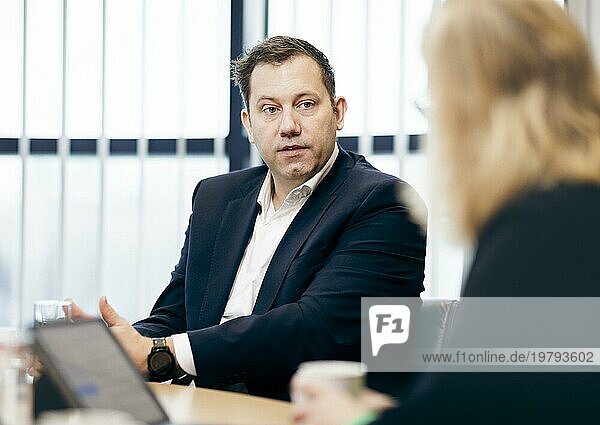 Lars Klingbeil  Bundesvorsitzender der SPD  aufgenommen im Rahmen eines Interviews mit dem RND in Berlin  05.12.2023