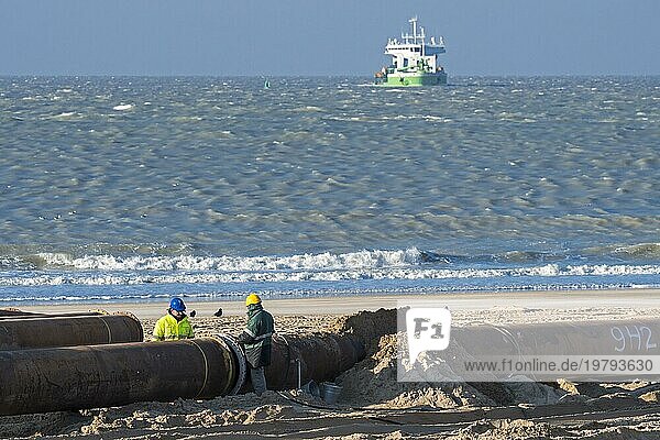 Baggerarbeiter beim Verbinden von Rohrleitungen während Sandauffüllungs und Strandverbesserungsarbeiten an der belgischen Küste in Ostende  Belgien  Europa