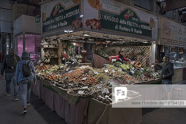 Obst-und Gemüsestand in der großen Markthalle  Mercato Orientale  Via XX Settembre  75 r  Genua  Italien  Europa
