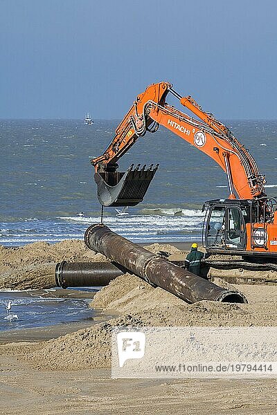 Hydraulikbagger bei der Verlegung einer Rohrleitung während der Sandauffüllungsarbeiten an der belgischen Küste in Ostende  Belgien  Europa