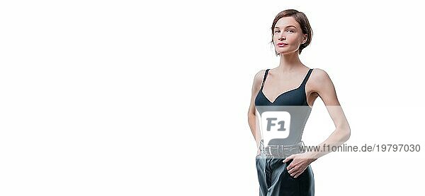 Porträt einer schönen  großen  schlanken Frau. Sie posiert im Studio vor einem weißen Hintergrund. Konzept der Stil und eine schöne Figur