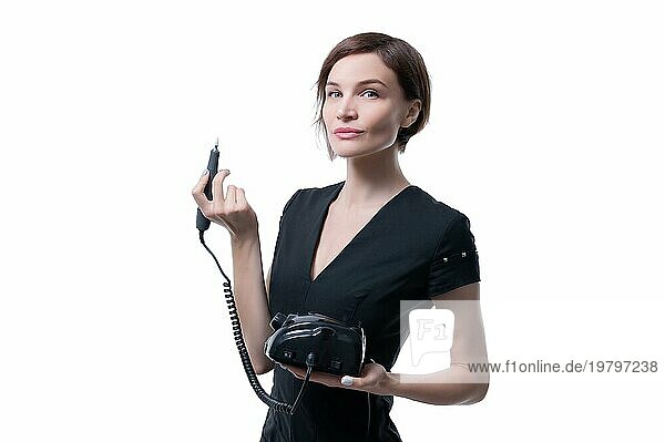 Porträt einer charmanten Frau mit einem Maniküregerät. Maniküre und Pediküre Konzept. Nagelkünstlerin