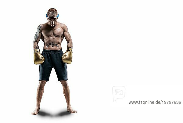 Professionelle Thaiboxer steht in voller Kampfausrüstung. Muay Thai  Kickboxen  Kampfsport Konzept.