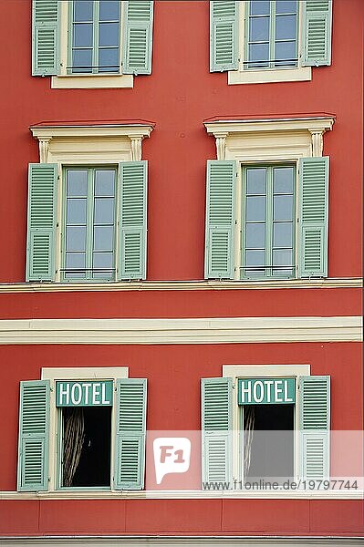 Hotel  Tourismus  Reise  Urlaub  Touristik  Krise  leer  niemand  Fenster  rot  Farbe  marode  verlassen  Leerstand  Architektur  Symbol  Symbolisch  Frankreich  Europa