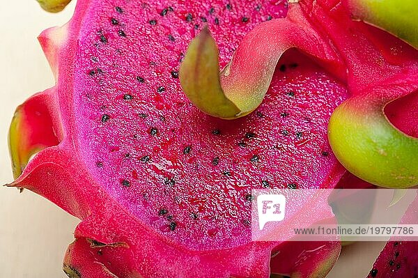Frische thailändische lila Drachenfrucht über weißem rustikalem Tisch  Food Fotografie  Food photography  Food photography