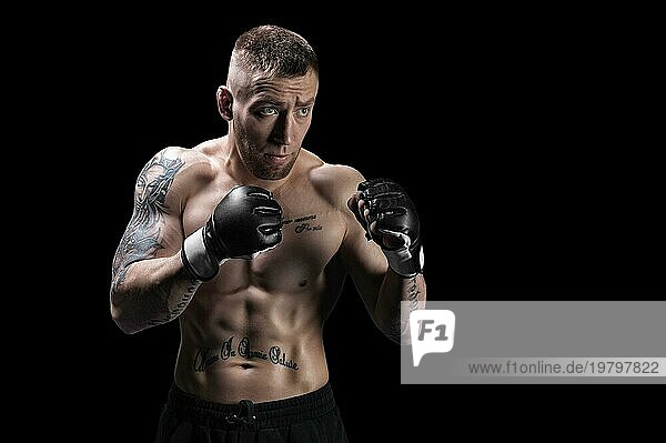 Mixed Martial Artist posiert auf einem schwarzen Hintergrund. Konzept von MMA  UFC  Thaiboxen  klassisches Boxen.