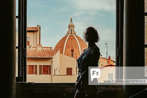 Charmante Frau steht im Palazzo Vecchio vor dem Hintergrund der Basilika. Konzept für Tourismus und Reisen.