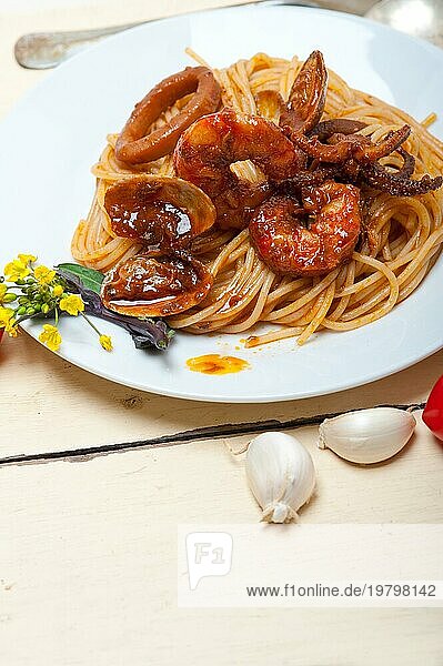 Italienische Spaghetti mit Meeresfrüchten auf roter Tomatensoße auf einem weißen  rustikalen Holztisch  Food photography  Food photography  Food photography