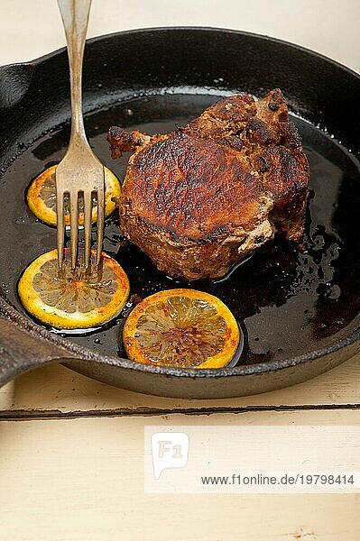 Schweinekotelett auf Eisenpfanne mit Zitrone und Gewürzen gebraten  Food photography  Food photography