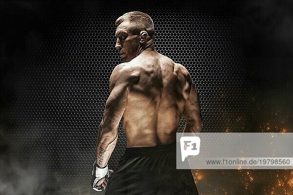 Kickboxer Porträt auf Stahlgitter Hintergrund. Rückansicht. Das Konzept von Sport und Mixed Martial Arts.