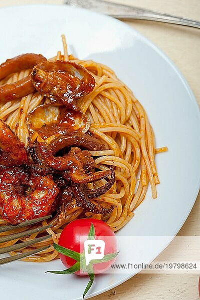 Italienische Spaghetti mit Meeresfrüchten auf roter Tomatensoße auf einem weißen  rustikalen Holztisch  Food photography  Food photography  Food photography