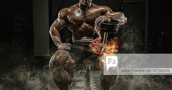 Muskulöser Mann sitzt auf einer Bank mit Hanteln brennen. Bodybuilding und Kraftdreikampf Konzept.