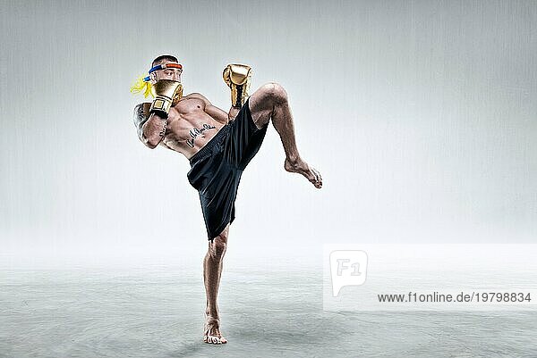 Porträt eines Thai Boxers. Er schlägt mit seinem Knie. Konzept für Wettkämpfe und Turniere. Gemischte Medien