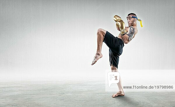 Porträt eines Thai Boxers. Er schlägt mit seinem Knie. Konzept für Wettkämpfe und Turniere. Gemischte Medien