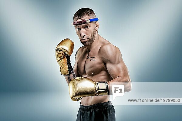 Porträt eines professionellen Thai Boxers. Muay Thai  Kickboxen  Kampfsportkonzept.