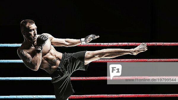 Kickboxer posiert im Ring. Mittlerer Kick. Das Konzept von MMA  Wrestling  Muay Thai.