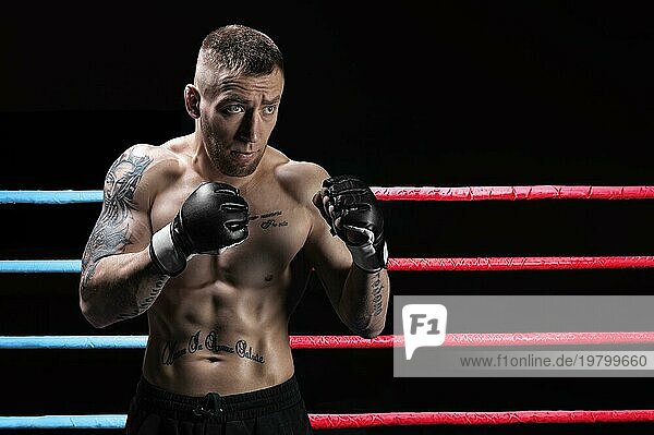 Mixed Martial Artist posiert im Boxring. Konzept von MMA  UFC  Thaiboxen  klassisches Boxen.