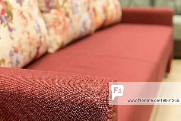 Nahaufnahme Griff Armlehne Textil roten Sofa. Neue Möbel. Geringe Tiefenschärfe