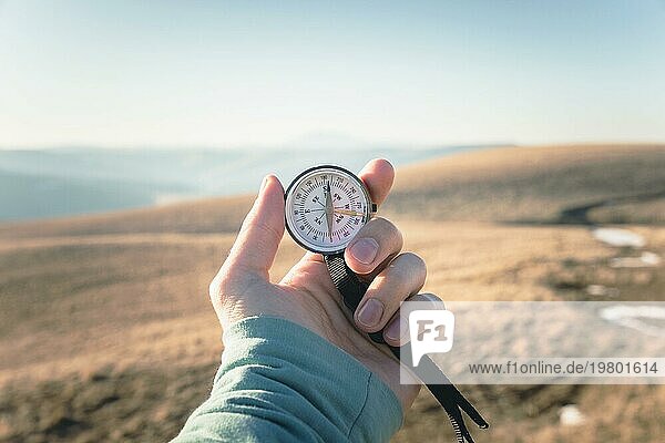 Kompass in der Hand Natürlicher Hintergrund .Vintage Tone