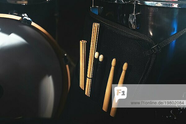 Nahaufnahme von Schlagzeugstöcken in einem Koffer auf einem Schlagzeug in einem dunklen Studio. Das Konzept der Live Auftritte