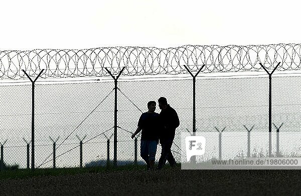 Symbolbild  Gefängnis  Häftlinge  Stacheldrahtzaun  Schutzzaun  Männer in Bewegung  Deutschland  Europa