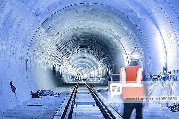 Baustelle im Tunnel am neuen Durchgangsbahnhof Stuttgart. Für das Projekt Stuttgart 21 der Deutschen Bahn AG wurden insgesamt 56 Kilometer Tunnel gegraben  der Vortrieb ist abgeschlossen. Die Tunnel gehen mit der Eröffnung des neuen Hauptbahnhofs 2025 an Netz  Stuttgart  Baden-Württemberg  Deutschland  Europa