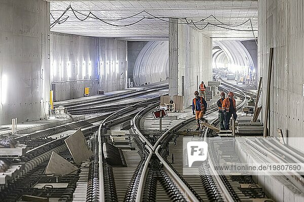 Baustelle im Tunnel am neuen Durchgangsbahnhof Stuttgart. Für das Projekt Stuttgart 21 der Deutschen Bahn AG wurden insgesamt 56 Kilometer Tunnel gegraben  der Vortrieb ist abgeschlossen. Die Tunnel gehen mit der Eröffnung des neuen Hauptbahnhofs 2025 an Netz  Stuttgart  Baden-Württemberg  Deutschland  Europa