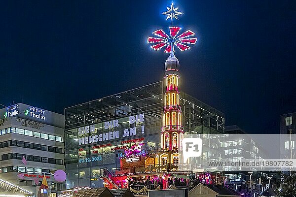 Weihnachtsmarkt Stuttgart mit Weihnachtsspyramide und Kunstmuseum  weihnachtliche Beleuchtung am Abend. Mit 3  5 Millionen Besuchern zählt er zu den größten Weihnachtsmärkten  Stuttgart  Baden-Württemberg  Deutschland  Europa