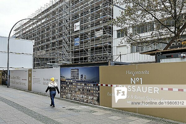 Signa Bauprojekt in der Passauer Straße 1  wo Einzelhandelsfächen und ein Hochhaus entstehen sollte. Alle Berliner Signa Bauprojekte sind gestoppt  09.11.2023